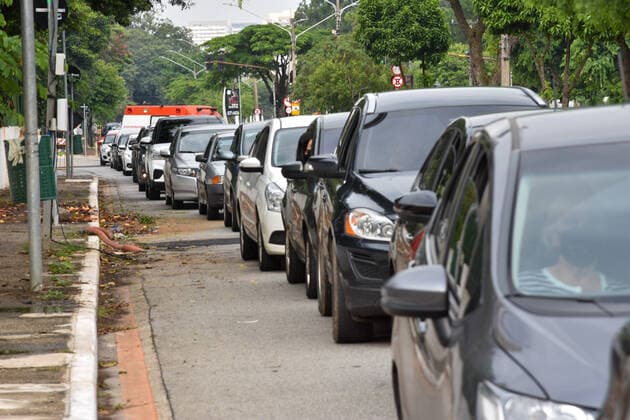 SÃO PAULO, SP - 27.02.2021: VACINAÇÃO CONTRA COVID19 SP - Vaccination of elderly people between 80 and 84 years against Covid-19, (Coronavirus) at the drive thru station of Anhembi, this Saturday (27). The City of São Paulo anticipated the vaccination of elderly people between 80 and 84 years of age in drive thru and AMAS posts in the capital. In the photo row of cars waiting to enter the place. x2036716x  RobertoxCasimiro