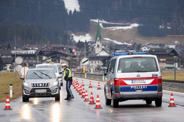 Mayerhofen 27.02.2021, Mayerhofen, AUT, Coronavirus in Österreich, Mayerhofen Ausreisetestpflicht, Angesichts einer Häufung von CoV-Fällen mit Verdacht auf die erstmals in Südafrika aufgetretene Mutation B.1.351 kommen auf die Tiroler Gemeinde Mayrhofen im Bezirk Schwaz von heute, Samstag bis kommenden Mittwoch verschärfte Maßnahmen zu, im Bild Übersicht Kontrollstelle Overview Checkpoint during the start of the exit test period. Mayrhofen in the rear Zillertal valley may only be left with a negative Corona test no older than 72 hours from today until Wednesday, 03 March 2021, due to the spread of the South African mutant. Retail outlets - except for basic groceries - will also remain closed from Saturday to Wednesday. The kinderg  EP_gro