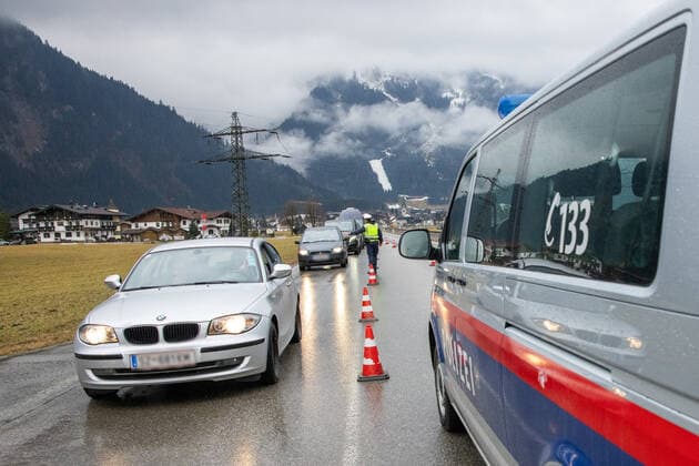 Mayerhofen 27.02.2021, Mayerhofen, AUT, Coronavirus in Österreich, Mayerhofen Ausreisetestpflicht, Angesichts einer Häufung von CoV-Fällen mit Verdacht auf die erstmals in Südafrika aufgetretene Mutation B.1.351 kommen auf die Tiroler Gemeinde Mayrhofen im Bezirk Schwaz von heute, Samstag bis kommenden Mittwoch verschärfte Maßnahmen zu, im Bild Übersicht Kontrollstelle Overview Checkpoint during the start of the exit test period. Mayrhofen in the rear Zillertal valley may only be left with a negative Corona test no older than 72 hours from today until Wednesday, 03 March 2021, due to the spread of the South African mutant. Retail outlets - except for basic groceries - will also remain closed from Saturday to Wednesday. The kinderg  EP_gro