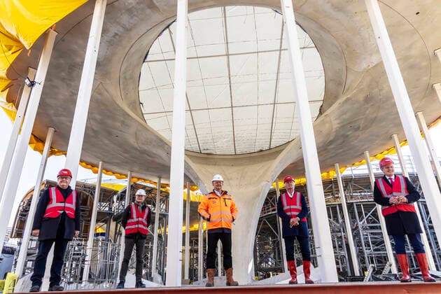 Bilder des Jahres 2021, News 02 Februar News Themen der Woche KW08 News Bilder des Tages Etappenziel am künftigen Hauptbahnhof Stuttgart. 14 von 28 Kelchstützen sind betoniert. Von links Peter PÄTZOLD (Bürgermeister, Referat Städtebau), Harald SUPPER (Vorstandsmitglied Baukonzern Züblin), Olaf DRESCHER, Vorsitzender der Geschäftsführung der DB Projekt Stuttgart-Ulm GmbH, Christoph INGENHOVEN (Bahnhofsarchitekt), Frank NOPPER (Oberbürgermeister Stuttgart). 27.02.2021: Deutschland, Baden-Württemberg, Stuttgart. *** 14 of 28 cup supports are concreted From left Peter PÄTZOLD Mayor, Department of Urban Development , Harald SUPPER Member of the Board of Directors of the Züblin construction group , Olaf DRESCHER, Chairman of the Management Board of DB Projekt Stuttgart Ulm GmbH, Christoph INGENHOVEN Station Architect