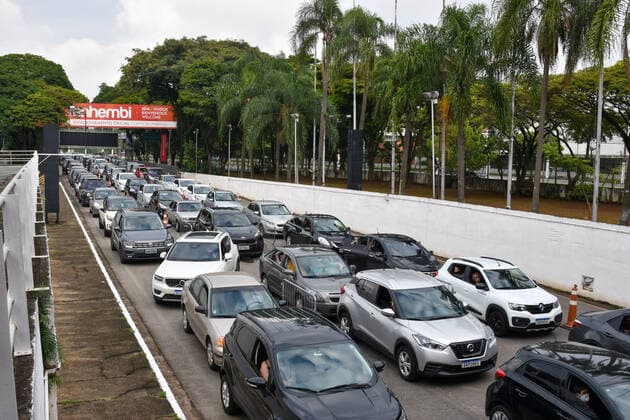 SÃO PAULO, SP - 27.02.2021: VACINAÇÃO CONTRA COVID19 SP - Vaccination of elderly people between 80 and 84 years against Covid-19, (Coronavirus) at the drive thru station of Anhembi, this Saturday (27). The City of São Paulo anticipated the vaccination of elderly people between 80 and 84 years of age in drive thru and AMAS posts in the capital. x2036717x  RobertoxCasimiro