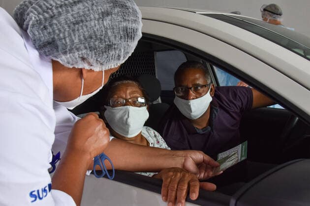 SÃO PAULO, SP - 27.02.2021: VACINAÇÃO CONTRA COVID19 SP - Vaccination of elderly people between 80 and 84 years against Covid-19, (Coronavirus) at the drive thru station of Anhembi, this Saturday (27). The City of São Paulo anticipated the vaccination of elderly people between 80 and 84 years of age in drive thru and AMAS posts in the capital. In the photo Dona Yolanda, who arrived with her companion in line at 5:15 in the morning. x2036721x  RobertoxCasimiro