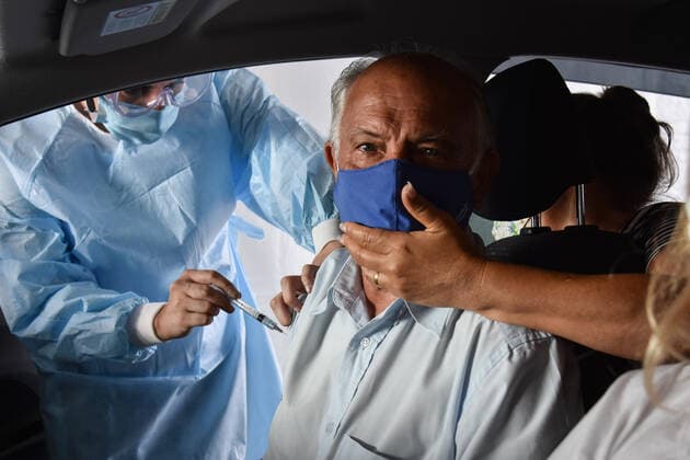 SÃO PAULO, SP - 27.02.2021: VACINAÇÃO CONTRA COVID19 SP - Vaccination of elderly people between 80 and 84 years against Covid-19, (Coronavirus) at the drive thru station of Anhembi, this Saturday (27). The City of São Paulo anticipated the vaccination of elderly people between 80 and 84 years of age in drive thru and AMAS posts in the capital. x2036728x  RobertoxCasimiro
