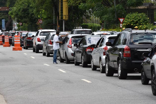 SÃO PAULO, SP - 27.02.2021: VACINAÇÃO CONTRA COVID19 SP - Vaccination of elderly people between 80 and 84 years against Covid-19, (Coronavirus) at the drive thru station of Anhembi, this Saturday (27). The City of São Paulo anticipated the vaccination of elderly people between 80 and 84 years of age in drive thru and AMAS posts in the capital. In the photo row of cars waiting to enter the place. x2036759x  RobertoxCasimiro