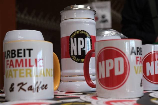 27.02.2021 xkhx Altenstadt, Altenstadthalle Wahlveranstaltung zur Kommunalwahl in Hessen der NPD in Altenstadt Symbolbild NPD- Artikel für den NPD-Fan - Kaffeetasen, Bierkrüge *** 27 02 2021 xkhx Altenstadt, Altenstadthalle Election event for the local elections in Hesse of the NPD in Altenstadt Symbolic NPD article for the NPD fan Coffee noses, beer mugs