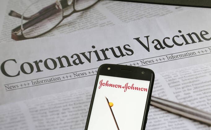 SÃO JOSÉ DOS CAMPOS, SP - 27.02.2021: VACINAS DA JOHNSON E JOHNSON COVID 19 - With the approval of the Food and Drug Administration (FDA), a drug regulatory agency, for the emergency use of the Johnson &amp; Johnson single-dose coronavirus vaccine, the United States guarantees an additional 100 million doses for its population. x2036942x  LuisxLimaxJr