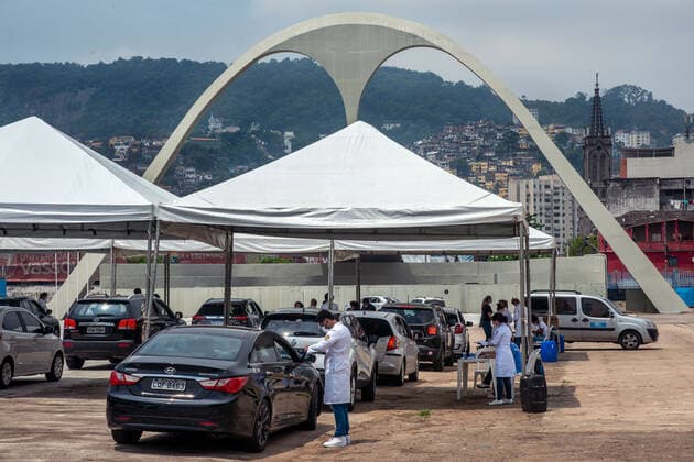 COVID-19 Sambadrome vaccination drive thru RIO DE JANEIRO, BRAZIL, FEB 27: COVID-19 SAMBADROME VACCINATION DRIVE THRU - The traditional samba school parade venue is used as a drive thru vaccination station on February 27, 2021. ( Photo by Chico Ferreira Penta Press ) Rio de Janeiro Sambadrome Brazil 6224_233096 Copyright: xChicoxFerreira PentaxPressx