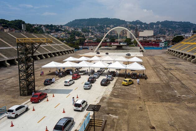 COVID-19 Sambadrome vaccination drive thru RIO DE JANEIRO, BRAZIL, FEB 27: COVID-19 SAMBADROME VACCINATION DRIVE THRU - The traditional samba school parade venue is used as a drive thru vaccination station on February 27, 2021. Drone view ( Photo by Chico Ferreira Penta Press ) Rio de Janeiro Sambadrome Brazil 6224_233101 Copyright: xChicoxFerreira PentaxPressx