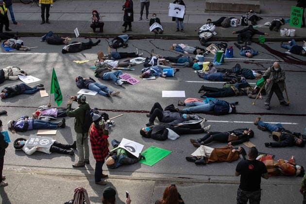 News Bilder des Tages February 27, 2021, Vancouver, BC, Canada: People lie on the ground while taking part in a die-in after members of Extinction Rebellion spilled red liquid representing blood on the street outside B.C. Supreme Court as part of a theatrical demonstration of mourning, during a protest to call for government action to address the climate and ecological crisis, in Vancouver, on Saturday, February 27, 2021. Vancouver Canada  - ZUMAc35_ 20210227_zaf_c35_081 Copyright: xDarrylxDyckx
