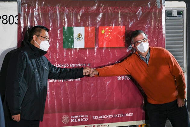 News Bilder des Tages (210228) -- MEXICO CITY, Feb. 28, 2021 -- Mexican Foreign Minister Marcelo Ebrard (R) and Chinese Ambassador to Mexico Zhu Qingqiao pose for a photo in front of a temperature-controlled cargo container with COVID-19 vaccines from Chinese company Sinovac at Mexico International Airport in Mexico City, Mexico, Feb. 27, 2021. The second shipment of COVID-19 vaccines from Chinese company Sinovac arrived in Mexico City on Saturday. ) MEXICO-MEXICO CITY-CHINA-SINOVAC-VACCINE-ARRIVAL XinxYuewei 