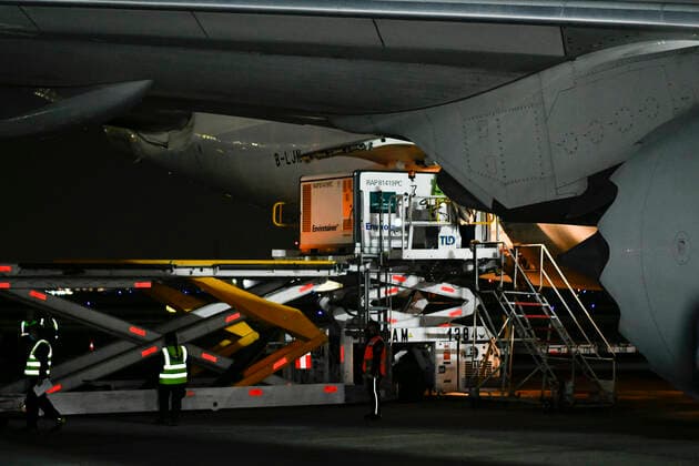(210228) -- MEXICO CITY, Feb. 28, 2021 -- Staff members unload a temperature-controlled cargo container with COVID-19 vaccines from Chinese company Sinovac at Mexico International Airport in Mexico City, Mexico, Feb. 27, 2021. The second shipment of COVID-19 vaccines from Chinese company Sinovac arrived in Mexico City on Saturday. ) MEXICO-MEXICO CITY-CHINA-SINOVAC-VACCINE-ARRIVAL XinxYuewei