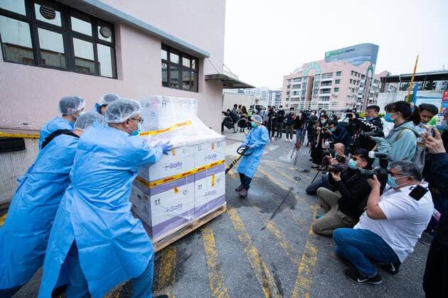 News Bilder des Tages (210228) -- MACAO, Feb. 28, 2021 -- Staff members transfer vaccines in Macao, south China, Feb. 27, 2021. The first batch of 100,000 doses of mRNA vaccines made in Germany arrived in Macao on Saturday. ) CHINA-MACAO-VACCINES-ARRIVAL (CN) CheongxKamxKa 