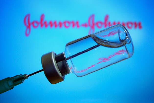 Der neue Impfstoff des Herstellers Johnson & Johnson ist in den USA zugelassen worden. Themenbild Johnson und Johnson Impfstoff. Einwegspritze und Impfdose mit Impfstoff zur Injektion mit einer Kanuele.Impfspritze