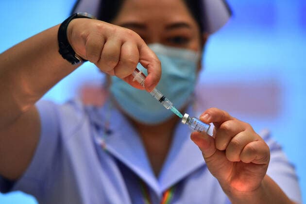 (210228) -- BANGKOK, Feb. 28, 2021 -- A nurse prepares a dose of COVID-19 vaccine from China s Sinovac in Bangkok, Thailand, Feb. 28, 2021. Thailand on Sunday started its COVID-19 vaccination roll-out, with the first shot, using China s Sinovac vaccine, going to Deputy Prime Minister and Public Health Minister Anutin Charnvirakul. ) THAILAND-COVID-19-VACCINATION-START RachenxSageamsak 