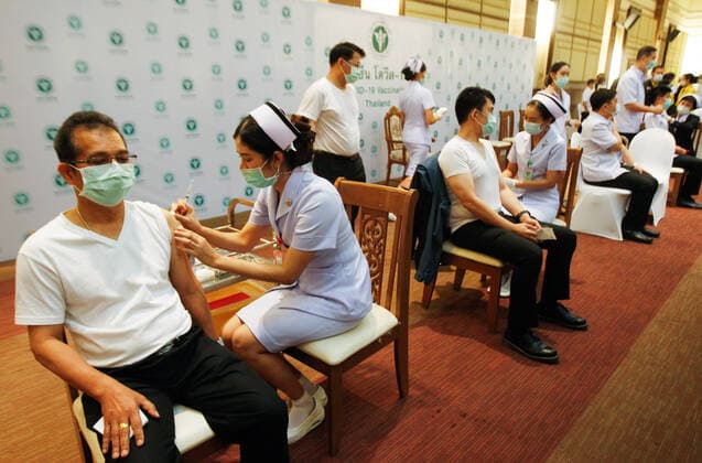 February 28, 2021, Bangkok, Thailand: A health worker gets a shot of the vaccine during the vaccination..Thailand carries out its first Covid-19 vaccine campaign using the China™s Sinovac vaccine administered to frontline health workers at the Bamrasnaradura Infectious Diseases Institute in Bangkok. Bangkok Thailand - ZUMAs197 20210228_zaa_s197_031 Copyright: xChaiwatxSubprasomx