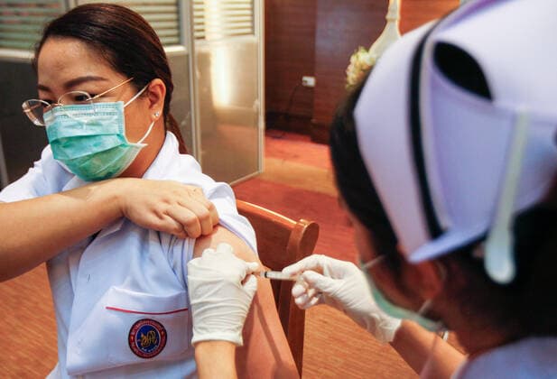 February 28, 2021, Bangkok, Thailand: A health worker gets a shot of the vaccine during the vaccination..Thailand carries out its first Covid-19 vaccine campaign using the China™s Sinovac vaccine administered to frontline health workers at the Bamrasnaradura Infectious Diseases Institute in Bangkok. Bangkok Thailand - ZUMAs197 20210228_zaa_s197_032 Copyright: xChaiwatxSubprasomx