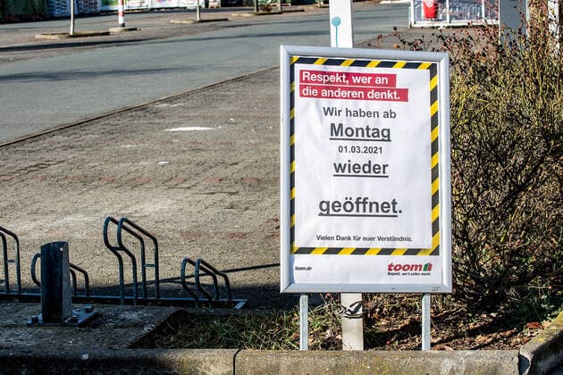 Bamberg, Deutschland 28. Februar 2021: Der Toom Baumarkt in Bamberg, Bayern, informiert die Kunden darüber, dass der Markt ab dem 01. März 2021 wieder geöffnet wird. Die Baumärkte waren wegen dem Lockdown zur Bekämpfung der Corona-Pandemie geschlossen gewesen. Bayern Copyright: xFotostandx xK.xSchmittx