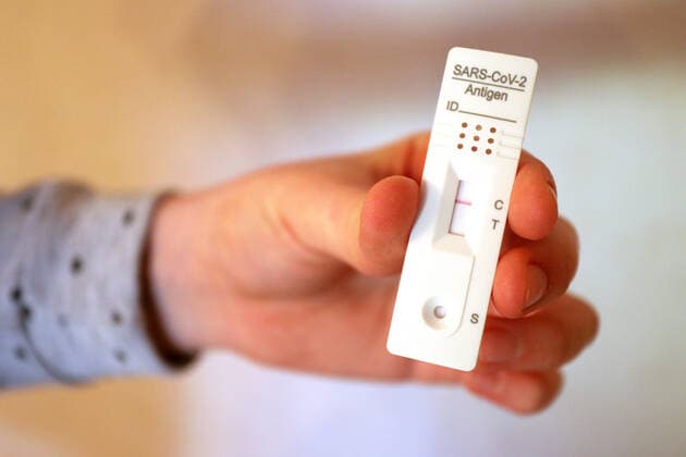 Corona Schnelltest, SARS-CoV-2 Antigen Schnelltest, Negativer Test in einer Hand Corona-Schnelltest am 28.02.2021 in Siegen Deutschland.