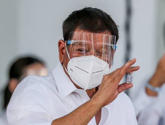 (210228) -- MANILA, Feb. 28, 2021 -- Philippine President Rodrigo Duterte shows a vial of the Sinovac vaccine CoronaVac donated by China in Manila, the Philippines, on Feb. 28, 2021. A batch of Sinovac vaccine CoronaVac donated by China arrived in the Philippines on Sunday, the first COVID-19 vaccine to reach the Southeast Asian country. The delivery of the vaccines allows the Philippines to start mass vaccinations soon, marking a new phase in the country s fight against the COVID-19 that infected 576,352 and killed 12,318. ) PHILIPPINES-MANILA-COVID-19-VACCINE-ARRIVAL ROUELLExUMALI 