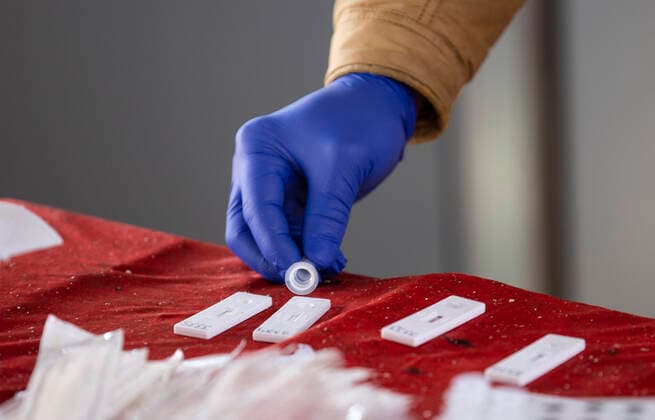 (210228) -- SRINAGAR, Feb. 28, 2021 -- A health worker conducts a Rapid Antigen Test (RAT) for the COVID-19 in Srinagar city, the summer capital of Indian-controlled Kashmir, Feb. 28, 2021. ) KASHMIR-SRINAGAR-COVID-19 JavedxDar 