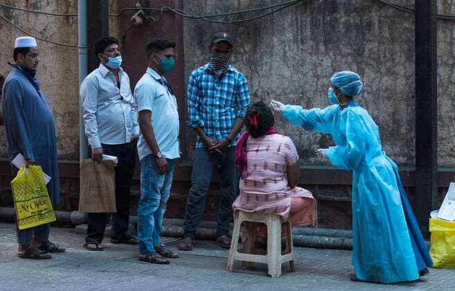 News Bilder des Tages MUMBAI, INDIA - FEBRUARY 27: Healthcare worker during swab test of the people at Govandi, on February 27, 2021 in Mumbai, India. (Photo by Pratik Chorge Hindustan Times) Medical Team Conducts COVID-19 Coronavirus Test