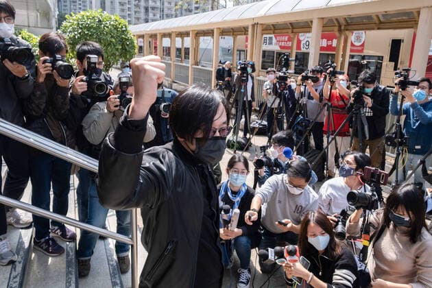 Bilder des Jahres 2021, News 02 Februar News Themen der Woche KW08 News Bilder des Tages February 28, 2021, Hong Kong, China: Pro-democracy activist Mike Lam arrives at Ma on Shan Police Station to report to police..Several dozen of pro-democracy activists who were arrested on subversion charges are officially charged under the national security law. Hong Kong China - ZUMAs197 20210228_zaa_s197_013 Copyright: xIsaacxWongx