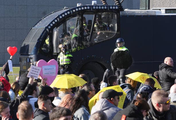 News Bilder des Tages Dutch anti-riot police enclose anti-lockdown supporters during illegal demonstration against the coronavirus measures at the Museumplein on February 28, 2021 in Amsterdam,Netherlands. Amsterdam Mayor Femke Halsema classified the Museumplein as security risk area , giving police officers the right to check and search anybody in that area to prevent illegal demonstration and vandalism. Amsterdam Netherlands Copyright: xPauloxAmorimx amp20210228_014