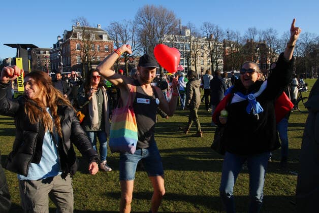 Anti-Lockdown supporters take part during illegal demonstration against the coronavirus measures at the Museumplein on February 28, 2021 in Amsterdam,Netherlands. Amsterdam Mayor Femke Halsema classified the Museumplein as security risk area , giving police officers the right to check and search anybody in that area to prevent illegal demonstration and vandalism. Amsterdam Netherlands Copyright: xPauloxAmorimx amp20210228_002