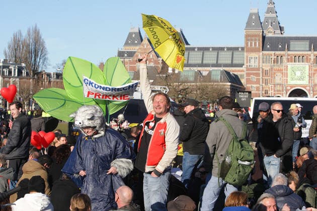 Anti-lockdown supporters take during illegal demonstration against the coronavirus measures at the Museumplein on February 28, 2021 in Amsterdam,Netherlands. Amsterdam Mayor Femke Halsema classified the Museumplein as security risk area , giving police officers the right to check and search anybody in that area to prevent illegal demonstration and vandalism. Amsterdam Netherlands Copyright: xPauloxAmorimx amp20210228_010
