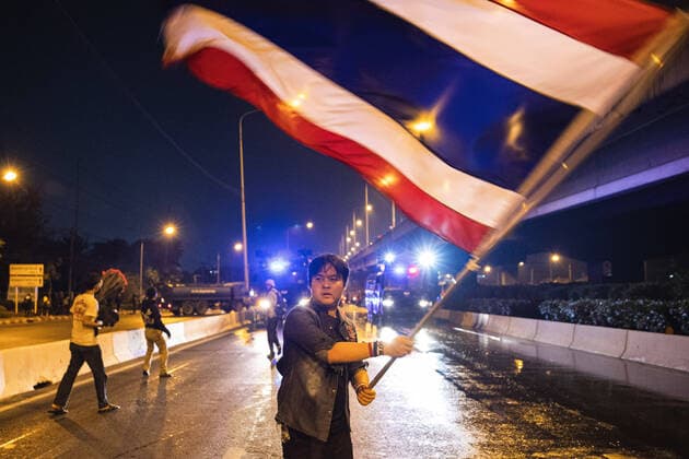 Bilder des Jahres 2021, News 02 Februar News Themen der Woche KW08 February 28, 2021, Bangkok, Thailand: A protester holds a Thailand flag in front of the police water canon vehicles during the demonstration..The pro-democracy REDEM (Restart Democracy) protest kicked off its first rally at the Victory Monument. Then marched to the 1st Infantry Regiment, the Prime Minister Prayut Chan-o-cha s current residence. From skirmish to chaos, both side gathered and stacked from the opposite side of Vibhavadi Rangsit road. The combat-zone police changed equipmentis to rubber bullet while some of protesters continued to hurled rocks, firecrackers, and unknown bombs. Bangkok Thailand - ZUMAs197 20210228_zaa_s197_367 Copyright: xVaruthxPongsapipattx