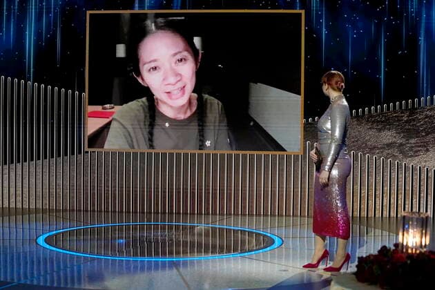 Bilder des Jahres 2021, Entertainment 02 Februar Entertainment Themen der Woche KW08 Entertainment Bilder des Tages February 28, 2021, New York, New York, USA: (l-r) ChloÃ Zhao accepts the Best Director - Motion Picture award for ˜Nomadland™ via video; Bryce Dallas Howard onstage at the 78th Annual Golden Globe Awards held at the Rainbow Room. New York USA  - ZUMA40.J 20210228_mda_z03_336 Copyright: xPeterxKramerx