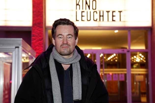 Christian Schwochow vor dem Kino International bei der Aktion Kino leuchtet. Für dich. anlässlich der nur für die Fachwelt virtuell stattfindenden Berlinale und im Hinblick auf die Beratungen der Regierungschef:innen von Bund und Ländern über den Stufenplan zur Wiedereröffnung mit Blick auf die immer noch geschlossenen Kulturorte. Berlin, 28.02.2021 *** Christian Schwochow in front of the Kino International at the campaign Kino leuchtet Für dich (Cinema shines for you) on the occasion of the Berlinale, which is only taking place virtually for the experts, and in view of the consultations of the heads of government of the federal and state governments on the step-by-step plan for reopening with a view to the still closed cultural ven Foto:xS.xGabschx xFuturexImage