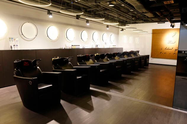 Shan Rahimkhan Coiffeur am Kurfürstendamm nach Wiedereröffnung der Friseursalons nach Lockerungen des Corona-Lockdowns. Berlin, 01.03.2021