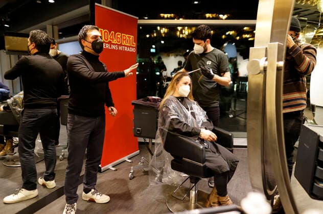 Claudia aus Großziethen gewinnt bei Arno und die Morgencrew auf 104.6 RTL den allerersten Friseur-Termin bei Shan Rahimkhan Coiffeur am Kurfürstendamm nach Wiedereröffnung der Friseursalons nach Lockerungen des Corona-Lockdowns. Berlin, 01.03.2021