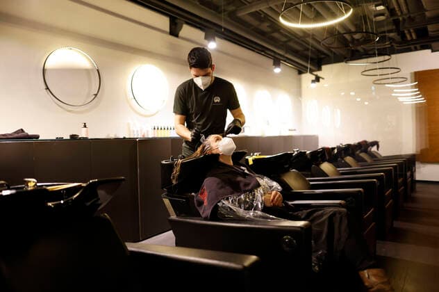 Claudia aus Großziethen gewinnt bei Arno und die Morgencrew auf 104.6 RTL den allerersten Friseur-Termin bei Shan Rahimkhan Coiffeur am Kurfürstendamm nach Wiedereröffnung der Friseursalons nach Lockerungen des Corona-Lockdowns. Berlin, 01.03.2021