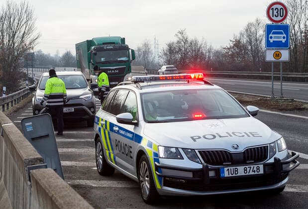 A total of 3,834 soldiers and 270 customs officers will help police check the observance of the new anti-epidemic restrictions in Czechia as of Tuesday, while altogether 30,000 will be deployed for this purpose. Pictured police control on highway D8 near Bystrany, Czech Republic, March 1, 2021. (CTKxPhoto OndrejxHajek) CTKPhotoP202103010273201  HAJ 02