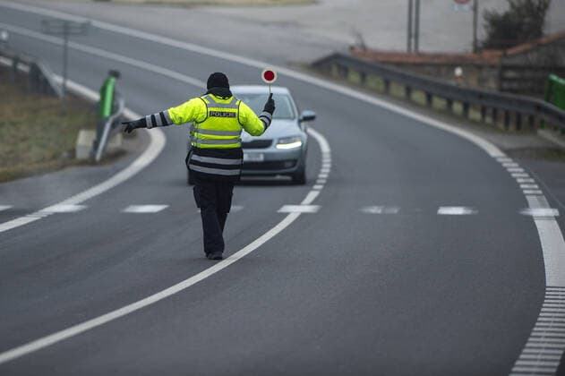 A total of 3,834 soldiers and 270 customs officers will help police check the observance of the new anti-epidemic restrictions in Czechia as of Tuesday, while altogether 30,000 will be deployed for this purpose. Pictured police control on road near Kosov, Czech Republic, March 1, 2021. (CTKxPhoto VaclavxPancer) CTKPhotoP202103010318501  VPC_08