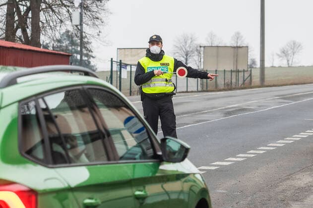 A total of 3,834 soldiers and 270 customs officers will help police check the observance of the new anti-epidemic restrictions in Czechia as of Tuesday, while altogether 30,000 will be deployed for this purpose. Pictured police control on road near Ejpovice, Czech Republic, March 1, 2021. (CTKxPhoto MiroslavxChaloupka) CTKPhotoP202103010315201  cha06