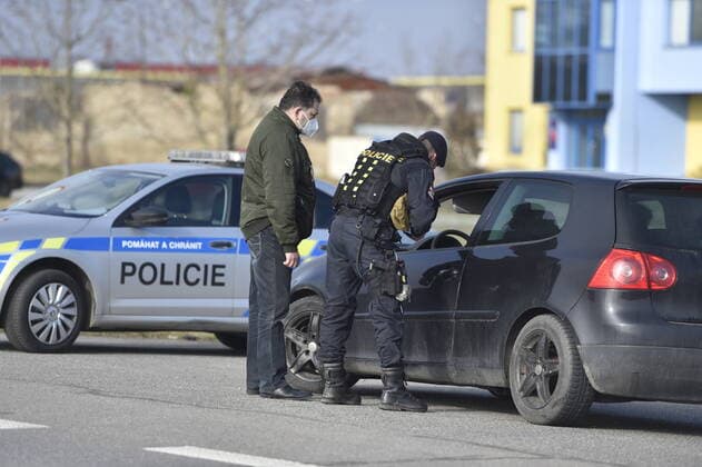 A total of 3,834 soldiers and 270 customs officers will help police check the observance of the new anti-epidemic restrictions in Czechia as of Tuesday, while altogether 30,000 will be deployed for this purpose. Pictured police control on road in Breclav, Czech Republic, March 1, 2021. (CTKxPhoto VaclavxSalek) CTKPhotoP202103010316001  _SAL3632