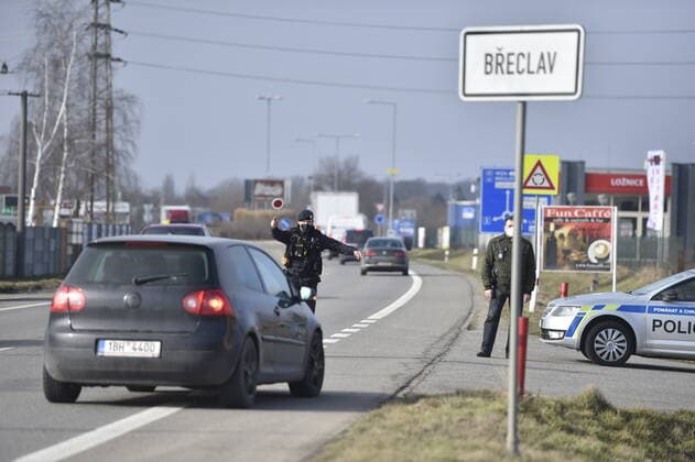 A total of 3,834 soldiers and 270 customs officers will help police check the observance of the new anti-epidemic restrictions in Czechia as of Tuesday, while altogether 30,000 will be deployed for this purpose. Pictured police control on road in Breclav, Czech Republic, March 1, 2021. (CTKxPhoto VaclavxSalek) CTKPhotoP202103010316101  _SAL3628