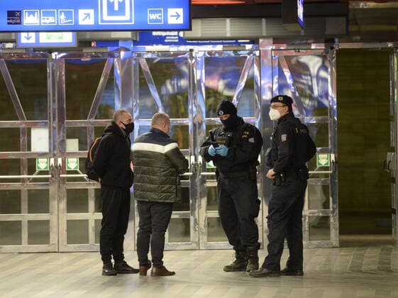 A total of 3,834 soldiers and 270 customs officers will help police check the observance of the new anti-epidemic restrictions in Czechia as of Tuesday, while altogether 30,000 will be deployed for this purpose. Pictured police control in Prague main railway station, Czech Republic, March 1, 2021. (CTKxPhoto KaterinaxSulova) CTKPhotoP202103010259601  _SUK4261