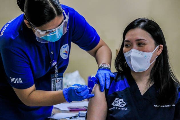 (210301) -- MANILA, March 1, 2021 -- A health worker receives a dose of COVID-19 vaccine from China s Sinovac on the first day of the vaccination at the Lung Center of the Philippines in Manila, the Philippines on March 1, 2021. The Philippines launched its coronavirus vaccination campaign on Monday, less than a day after the arrival of the Sinovac vaccine CoronaVac donated by China. ) PHILIPPINES-MANILA-COVID-19-VACCINATION ROUELLExUMALI 