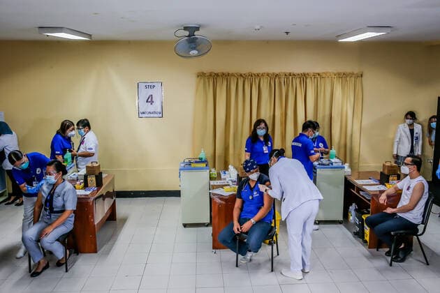 (210301) -- MANILA, March 1, 2021 -- Health workers receive the COVID-19 vaccines from China s Sinovac on the first day of the vaccination at the Lung Center of the Philippines in Manila, the Philippines on March 1, 2021. The Philippines launched its coronavirus vaccination campaign on Monday, less than a day after the arrival of the Sinovac vaccine CoronaVac donated by China. ) PHILIPPINES-MANILA-COVID-19-VACCINATION ROUELLExUMALI 