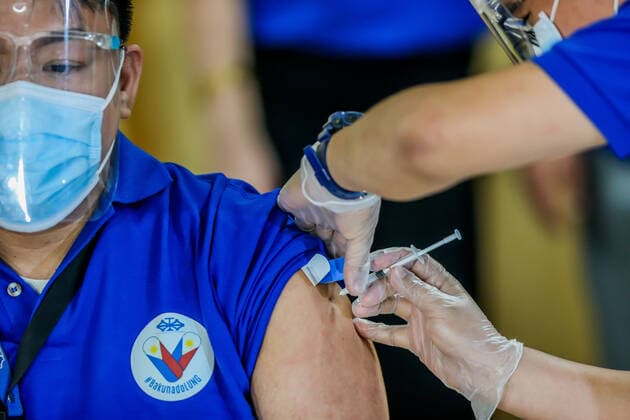 (210301) -- MANILA, March 1, 2021 -- A health worker receives a dose of COVID-19 vaccine from China s Sinovac on the first day of the vaccination at the Lung Center of the Philippines in Manila, the Philippines on March 1, 2021. The Philippines launched its coronavirus vaccination campaign on Monday, less than a day after the arrival of the Sinovac vaccine CoronaVac donated by China. ) PHILIPPINES-MANILA-COVID-19-VACCINATION ROUELLExUMALI 