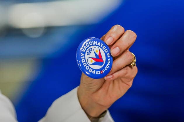 (210301) -- MANILA, March 1, 2021 -- A doctor shows a proudly vaccinated pin after getting a dose of COVID-19 vaccine from China s Sinovac on the first day of the vaccination at the Lung Center of the Philippines in Manila, the Philippines on March 1, 2021. The Philippines launched its coronavirus vaccination campaign on Monday, less than a day after the arrival of the Sinovac vaccine CoronaVac donated by China. ) PHILIPPINES-MANILA-COVID-19-VACCINATION ROUELLExUMALI 