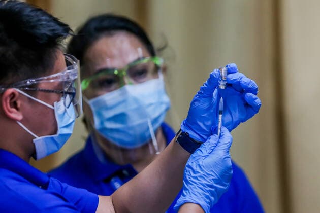 (210301) -- MANILA, March 1, 2021 -- A nurse prepares a dose of COVID-19 vaccine from China s Sinovac on the first day of the vaccination at the Lung Center of the Philippines in Manila, the Philippines on March 1, 2021. The Philippines launched its coronavirus vaccination campaign on Monday, less than a day after the arrival of the Sinovac vaccine CoronaVac donated by China. ) PHILIPPINES-MANILA-COVID-19-VACCINATION ROUELLExUMALI 