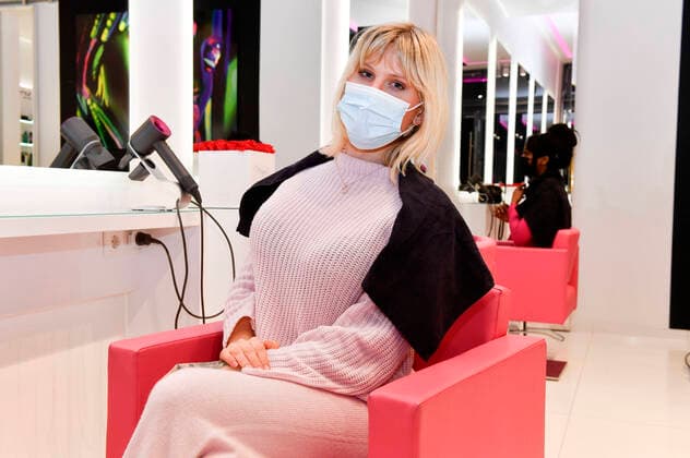 Entertainment Themen der Woche KW09 Entertainment Bilder des Tages Arielle Rippegather nachts bei Magali Coiffeur am Kurfürstendamm nach Wiedereröffnung der Friseursalons nach Lockerungen des Corona-Lockdowns. Berlin, 01.03.2021