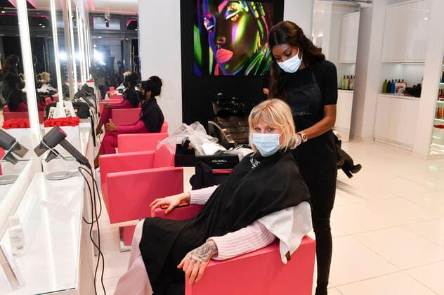 Arielle Rippegather mit Inhaberin Maggie (Magali) nachts bei Magali Coiffeur am Kurfürstendamm nach Wiedereröffnung der Friseursalons nach Lockerungen des Corona-Lockdowns. Berlin, 01.03.2021