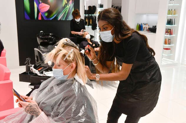 Arielle Rippegather mit Inhaberin Maggie (Magali) nachts bei Magali Coiffeur am Kurfürstendamm nach Wiedereröffnung der Friseursalons nach Lockerungen des Corona-Lockdowns. Berlin, 01.03.2021