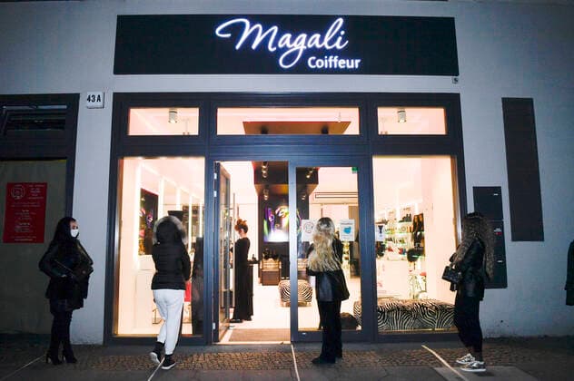 Corona machts möglich: Warteschlange nach Mitternacht vor Magali Coiffeur bei der Wiedereröffnung der Friseursalons nach Lockerungen des Corona-Lockdowns. Berlin, 01.03.2021